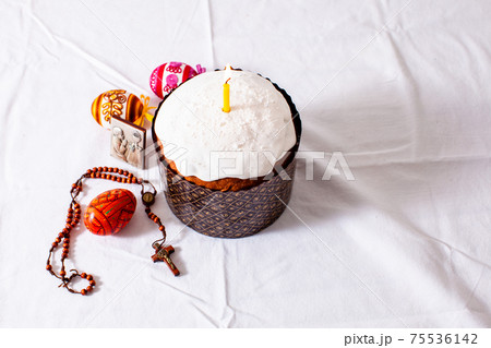 Easter cake and colored eggs on white background 75536142