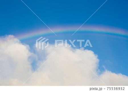 青空に映える虹の写真素材 [75536932] - PIXTA