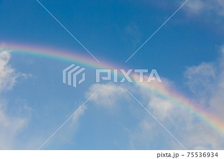 青空に映える虹の写真素材 [75536934] - PIXTA