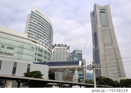 横浜　桜木町 駅前広場の風景　ロープウェイ駅舎 75538119