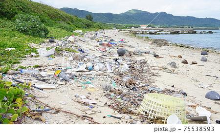 プラスティックゴミと海 75538593