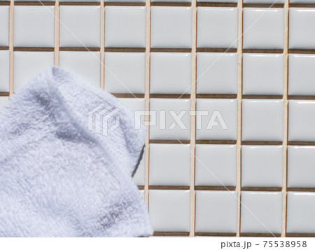 目地材を入れる前の白いモザイクタイル。DIY・タイル張り。 75538958