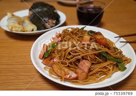 ソース焼きそばとおにぎり 75539769