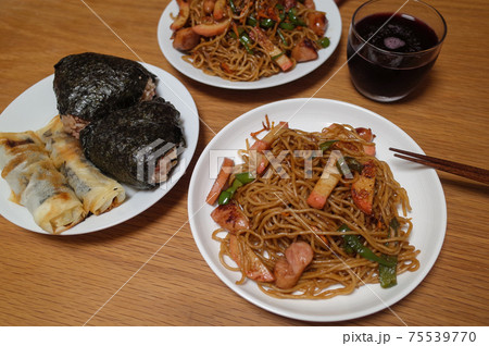 ソース焼きそばと、味つきおむすび 75539770