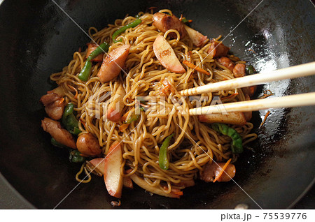 フライパンでソース焼きそばを作る フライパンでソース焼きそばを作る 75539776
