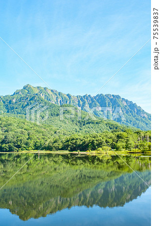 鏡池と戸隠山(夏) 鏡池と戸隠山(夏) 75539837