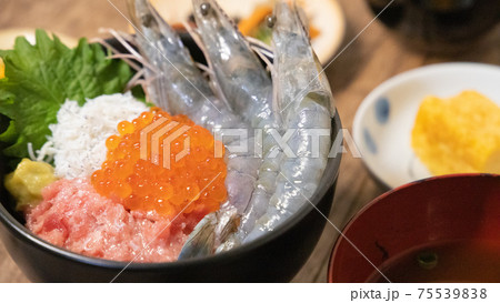 海老、イクラ、マグロのタタキ、シラスを使った海鮮丼で晩酌 海老、イクラ、マグロのタタキ、シラスを使った海鮮丼で晩酌 75539838