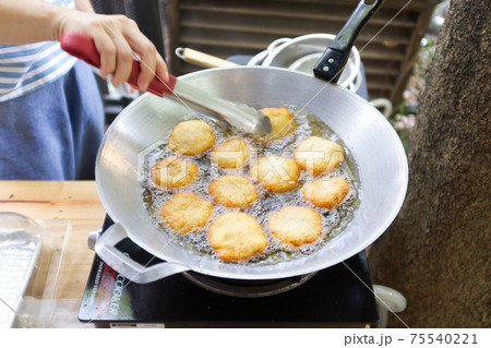 Tod man kung or shrimp pancakes in hot pan , thai cuisine Tod man kung or shrimp pancakes in hot pan , thai cuisine 75540221