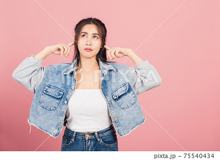 woman wear denim plugging ears with fingers doesn't want to listen woman wear denim plugging ears with fingers doesn't want to listen 75540434