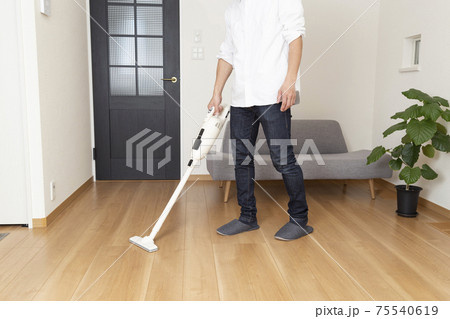 掃除機をかける男性 75540619