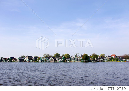 オランダ　ザーンセ・スカンス　ザーン川岸の風景 75540739