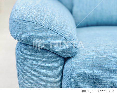 水色のソファーのクローズアップ 75541317
