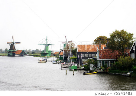 オランダ ザーンセ・スカンス 風車のある風景 オランダ ザーンセ・スカンス 風車のある風景 75541482