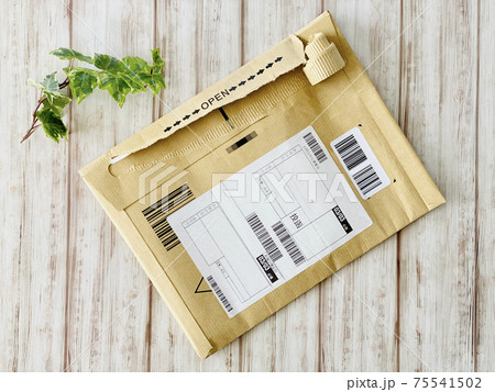 開けかけた宅配封筒_俯瞰 75541502
