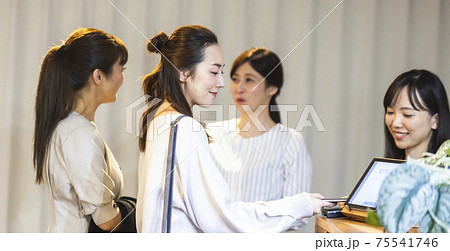 スマホ決済で支払いをする女性 75541746