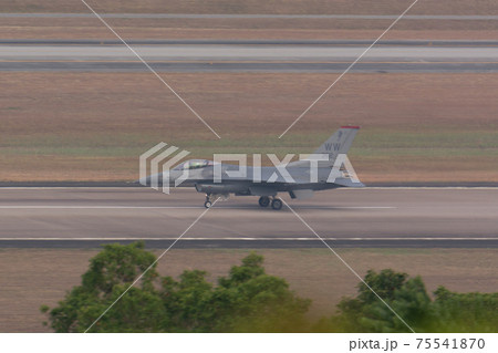 アメリカ空軍F-16デモチーム離陸 アメリカ空軍F-16デモチーム離陸 75541870