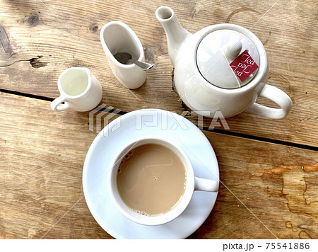気持ちいい朝にカフェで飲むモーニングティー 気持ちいい朝にカフェで飲むモーニングティー 75541886