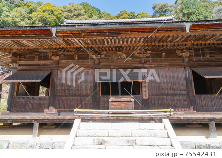 桑実寺の本堂（滋賀県の繖山） 75542431