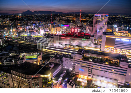 日本の横浜都市景観　横浜駅などを望む（夜景・夕焼け・富士山） 75542690