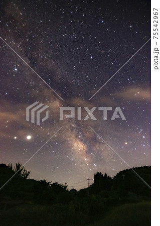 初夏の星景色 山里に流れる天の川 初夏の星景色 山里に流れる天の川 75542967