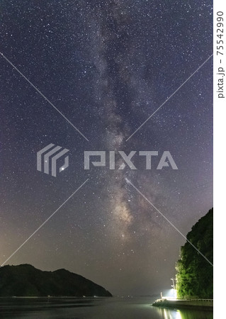 初夏の星景色 瀬戸内に流れる天の川 初夏の星景色 瀬戸内に流れる天の川 75542990
