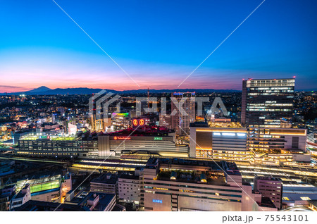 日本の横浜都市景観　生まれ変わった横浜駅全景。右はJR横浜タワー(富士山・夜景） 75543101