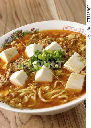 万能ねぎが沢山のっている山椒入りの麻婆豆腐ラーメン 万能ねぎが沢山のっている山椒入りの麻婆豆腐ラーメン 75543966
