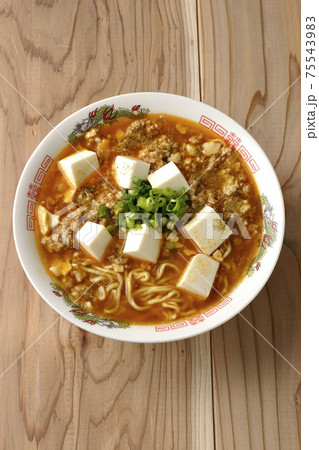 万能ねぎが沢山のっている山椒入りの麻婆豆腐ラーメン（俯瞰） 75543983
