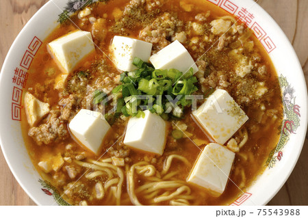 万能ねぎが沢山のっている山椒入りの麻婆豆腐ラーメン（俯瞰） 75543988
