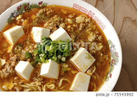 万能ねぎが沢山のっている山椒入りの麻婆豆腐ラーメン（俯瞰） 75543992