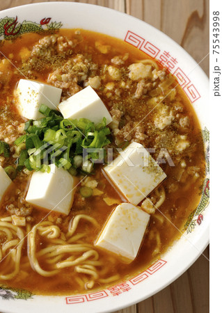 万能ねぎが沢山のっている山椒入りの麻婆豆腐ラーメン(俯瞰) 万能ねぎが沢山のっている山椒入りの麻婆豆腐ラーメン(俯瞰) 75543998