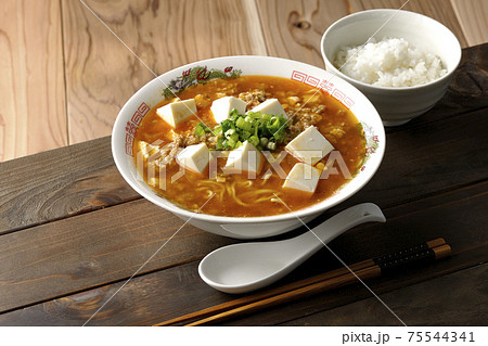 万能ねぎが沢山のっている山椒入りの麻婆豆腐ラーメンと小ライスのセット 75544341