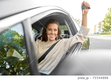 woman or female driver with car key in city 75544999