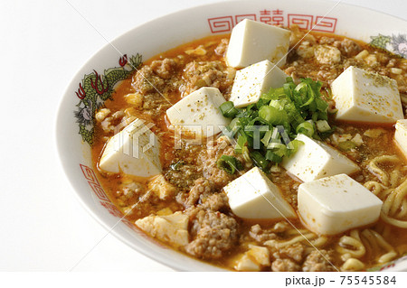 万能ねぎが沢山のっている山椒入りの麻婆豆腐ラーメンを白背景で撮影 75545584