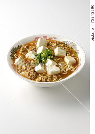 万能ねぎが沢山のっている山椒入りの麻婆豆腐ラーメンを白背景で撮影 75545590