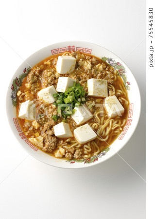 万能ねぎが沢山のっている山椒入りの麻婆豆腐ラーメンを白背景で撮影（俯瞰） 75545830