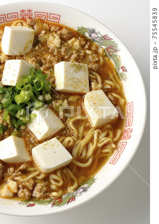 万能ねぎが沢山のっている山椒入りの麻婆豆腐ラーメンを白背景で撮影（俯瞰） 75545839
