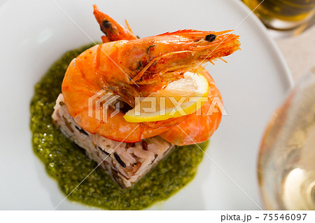 Shrimps with boiled rice 75546097