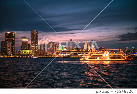日本の横浜都市景観 横浜みなとみらい新風景。マリーンルージュ、大さん橋、ランドマークタワー 日本の横浜都市景観 横浜みなとみらい新風景。マリーンルージュ、大さん橋、ランドマークタワー 75546526