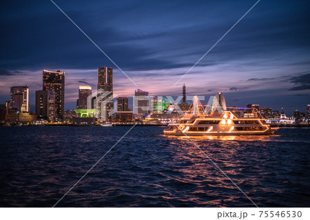日本の横浜都市景観 横浜みなとみらい新風景。マリーンルージュ、大さん橋、ランドマークタワー 日本の横浜都市景観 横浜みなとみらい新風景。マリーンルージュ、大さん橋、ランドマークタワー 75546530