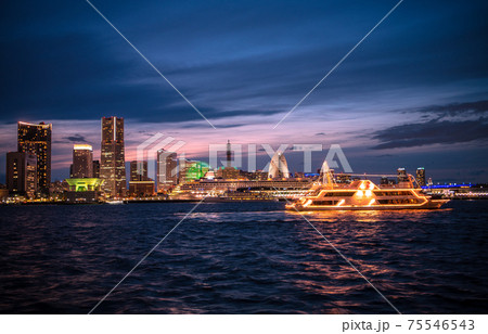 日本の横浜都市景観 横浜みなとみらい新風景。マリーンルージュ、大さん橋、ランドマークタワー 日本の横浜都市景観 横浜みなとみらい新風景。マリーンルージュ、大さん橋、ランドマークタワー 75546543