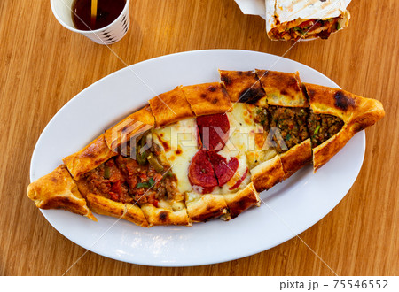 Pide with minced meat. vegetables and cheese Pide with minced meat. vegetables and cheese 75546552