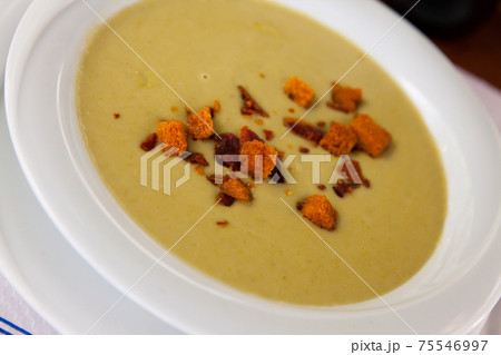 Vegetable cream soup with croutons 75546997