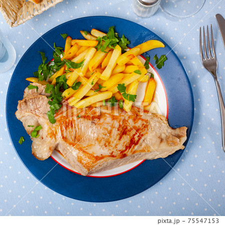 Appetizing fried pork with potatoes and herbs 75547153