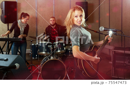 Repetition of music garage band 75547473