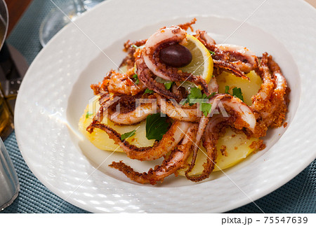 Fried shrimps served with lemon and parsley 75547639