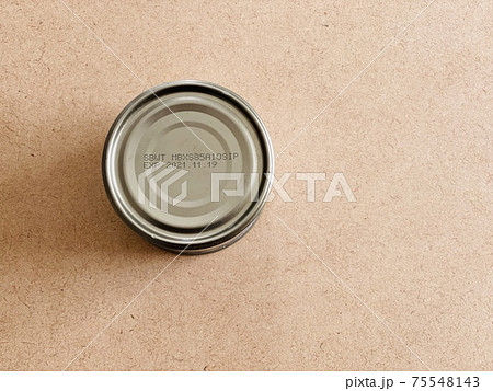 缶詰の裏側の賞味期限 75548143