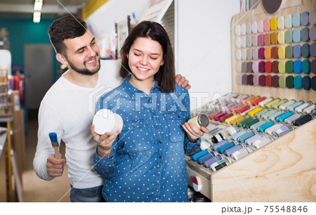 Family are deciding on materials for decorating house 75548846