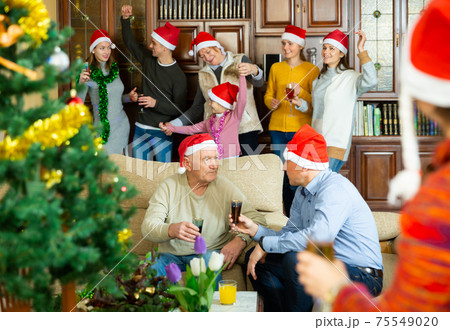 Family spending time together on Christmas night 75549020