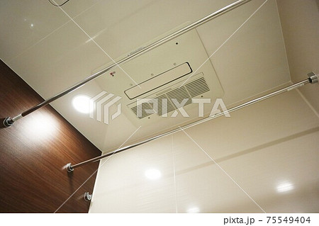 風呂場の天井に標準装備された浴室乾燥機の写真素材